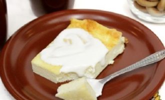 Kapag ang kaserol ay lumamig ng kaunti, gupitin ito sa mga bahagi at ihain na may kulay-gatas o condensed milk.