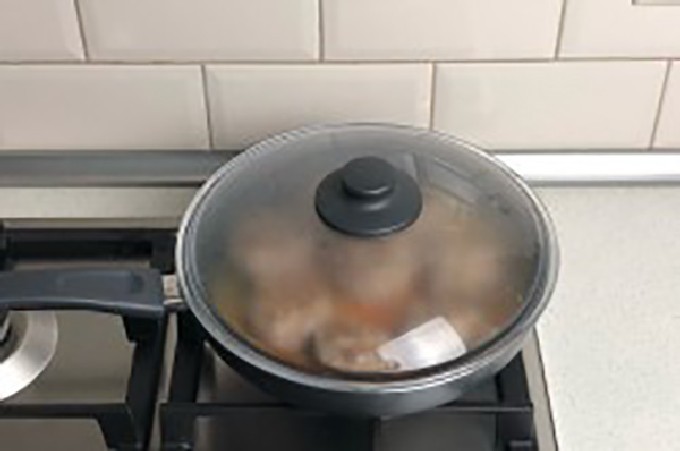 เม่นสับพร้อมข้าวและน้ำเกรวี่
