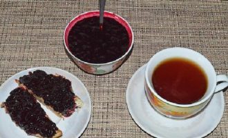Ilipat ang natapos na produkto sa isang pantry o cellar at iwanan ito upang maiimbak ng halos 1 taon sa mababang temperatura. Gumamit ng limang minutong honeysuckle jam bilang pagpuno ng dumplings, pie, at bilang pandagdag sa mga produktong confectionery.