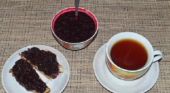 Limang minutong honeysuckle jam para sa taglamig