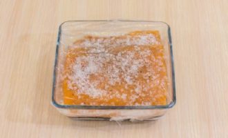 Acoperiți recipientul cu pește sărat cu folie alimentară, apoi puneți-l la frigider pentru 12 ore pentru a săra peștele. În acest timp, întoarceți peștele în recipient de câteva ori.