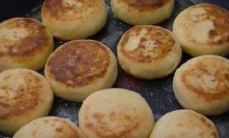 Chiên bánh pho mát bằng cách làm nóng chảo trước rồi giảm nhiệt xuống mức trung bình. Chiên từng chiếc bánh phô mai ở cả hai mặt cho đến khi có màu vàng nâu, phủ đều.