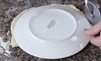 Aduceți marginile împreună, apăsând cu degetele și aplicând o farfurie, tăiați o margine dreaptă.