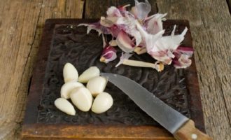 Chia đầu tỏi thành từng tép và bóc vỏ. Nếu đầu nhỏ thì lấy ba cái, nếu lớn thì hai cái là đủ.