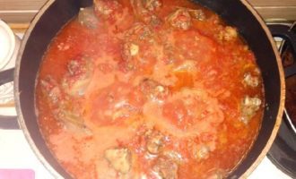 Cuini a foc lent durant 20 minuts, tapant amb una tapa perquè conservi l'aroma del plat.
