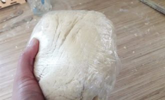Bọc khối bột thu được vào một miếng màng dính và cho vào tủ lạnh trong 2 giờ.