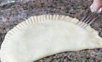 În plus, pentru putere și frumusețe, treceți dinții unei furculițe de-a lungul marginii. Faceți prăjituri pe măsură ce se prăjesc, astfel încât aluatul să nu se usuce.
