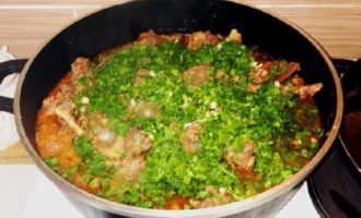 Rectifiqueu de sal i pebre, afegiu-hi les herbes i els alls ben picats. Porteu el plat a ebullició. Bateu els ous per separat. Aboqueu una mica de salsa en un bol a part, refredeu i afegiu-hi la barreja d'ou. Afegir a la carn i remenar fins que tota la mescla espesseixi.
