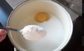 Trong khi bột đang nguội, chuẩn bị sữa trứng cho bánh. Để làm điều này, hãy đặt tất cả nguyên liệu làm kem, ngoại trừ bơ, vào một hộp nhỏ riêng biệt. Trộn đều chúng và đặt hộp ở nhiệt độ thấp. Đun sôi lượng chứa trong hộp, khuấy liên tục. Kem của bạn sẽ trở nên đặc trong thời gian này.