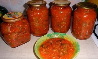 Cuộn các lọ có nắp đậy đã khử trùng lại, lật lại và đắp chăn ấm qua đêm. Chuyển các lọ đã nguội đến nơi bảo quản.