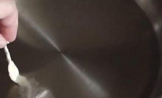 Încinge uleiul într-o tigaie cu laturi înalte și testează tigaia pentru pregătire, aruncând o bucată de aluat în ea. Dacă se formează bule în jurul lui, uleiul este gata. Scoateți această bucată și prăjiți prăjiturile pe ambele părți.