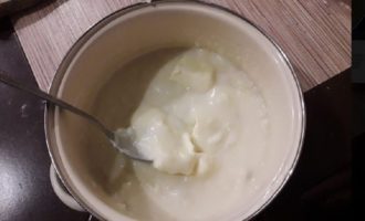 Sau đó lấy kem đã chuẩn bị ra khỏi bếp, để nguội, thêm lượng bơ cần thiết vào và khuấy đều cho đến khi mịn.
