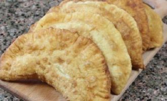 Puneți pastele aromate și crocante finite pe prosoape de hârtie pentru a îndepărta excesul de ulei.