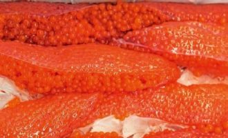 Cum să murați rapid și gustos icre de păstrăv acasă? Scoateți caviarul de păstrăv roșu din ouă - acest proces necesită forță de muncă și vă va ocupa cel mai mult timp.