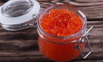 Pune caviarul într-un borcan mic de sticlă curat, uscat, închide-l cu un capac și pune-l la frigider. Mănâncă această delicatesă de casă fragedă, ușor sărată, o dată la două zile.