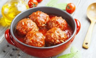Nhím bằm với cơm nước sốt