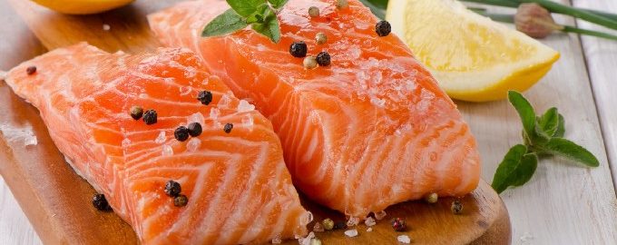 Hur man snabbt och välsmakande saltar lax hemma