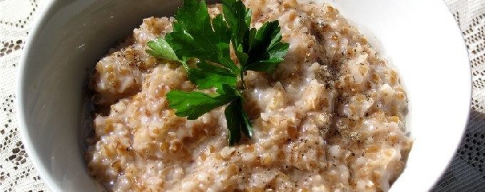 Hoe kruimelige tarwepap in water te koken