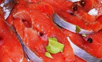 Hoe je roze zalm thuis snel en smakelijk kunt inmaken