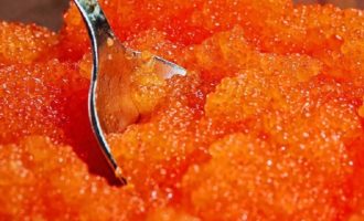 Hur man picklar öringkaviar hemma snabbt och gott