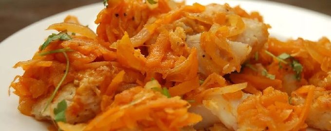 Pollock i ugnen med morötter och lök