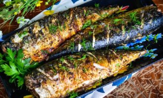 Makrill på grillen på grillen