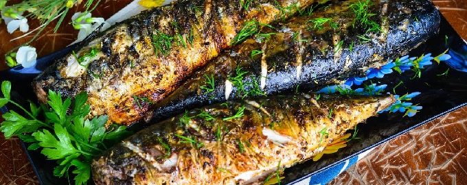 Makrill på grillen på grillen