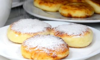 Bánh phô mai cổ điển thơm ngon làm từ phô mai tươi với bột mì trong chảo rán