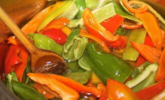 We nemen een pan met een inhoud van ongeveer 8 liter en koken groentebouillon, hiervoor plaatsen we de voorbereide paprika erin, vullen deze met schoon water en bedekken de paprika volledig. Voor 1 kg tomatenpuree hebben we 3 liter bouillon nodig. Dienovereenkomstig moet u 4-4,5 liter water met een reserve gieten. Zet de pan op het vuur en als het water kookt, roer je de peper een beetje gedurende 5 minuten. We nemen een pan met een inhoud van ongeveer 8 liter en koken groentebouillon, hiervoor plaatsen we de voorbereide paprika erin, vullen deze met schoon water en bedekken de paprika volledig. Voor 1 kg tomatenpuree hebben we 3 liter bouillon nodig. Dienovereenkomstig moet u 4-4,5 liter water met een reserve gieten. Zet de pan op het vuur en als het water kookt, roer je de peper een beetje gedurende 5 minuten.