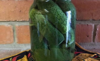 Fierbeți apă curată și turnați apă clocotită în borcanul de castraveți, umplându-l până la vârf. Acoperiți borcanul cu un capac și lăsați timp de 10-15 minute.