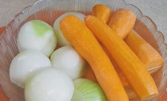Hur man förbereder auberginekaviar för vintern Kommer du att slicka fingrarna? Skala först aubergine, lök och morötter. Tvätta grönsakerna noga och låt löken och morötterna stå i kallt vatten. Hur man förbereder auberginekaviar för vintern Kommer du att slicka fingrarna? Skala först aubergine, lök och morötter. Tvätta grönsakerna noga och låt löken och morötterna stå i kallt vatten.