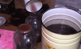 Giet daarna de siroop in de pot met pruimen tot aan de nek en rol de pot onmiddellijk op met een steriel deksel.