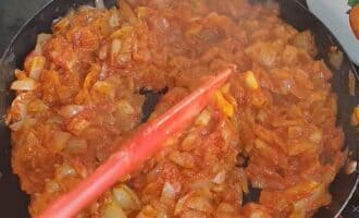 Lägg de hackade morötterna i pannan tillsammans med auberginema och tillsätt vegetabilisk olja, tomatpuré i pannan med löken och sjud löken i några minuter. Häll sedan en halv liter vatten i lök- och pastablandningen och låt blandningen koka upp. Lägg de hackade morötterna i pannan tillsammans med auberginema och tillsätt vegetabilisk olja, tomatpuré i pannan med löken och sjud löken i några minuter. Häll sedan en halv liter vatten i lök- och pastablandningen och låt blandningen koka upp.