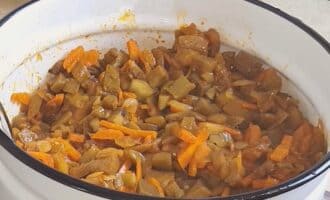 Häll löken och tomatsåsen i pannan med aubergine och morötter och rör om. Tillsätt sedan den återstående halva litern vatten och ställ pannan på värmen för att få grönsakerna att koka upp. Häll löken och tomatsåsen i pannan med aubergine och morötter och rör om. Tillsätt sedan den återstående halva litern vatten och ställ pannan på värmen för att få grönsakerna att koka upp.