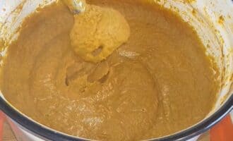 Koka grönsakerna på medelvärme i en och en halv timme, kontrollera och rör om då och då. Tillsätt socker, salt, kryddor och vinäger cirka 15 minuter före slutet av tillagningen och vispa sedan de förberedda varma grönsakerna tills de är mosade. Koka grönsakerna på medelvärme i en och en halv timme, kontrollera och rör om då och då. Tillsätt socker, salt, kryddor och vinäger cirka 15 minuter före slutet av tillagningen och vispa sedan de förberedda varma grönsakerna tills de är mosade.