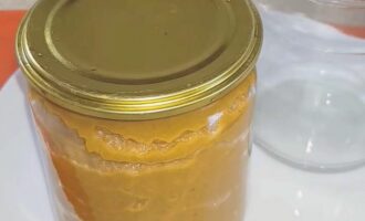 Koka upp den redan mosade auberginekaviaren igen och fördela den sedan i sterila burkar och rulla ihop locken. Koka upp den redan mosade auberginekaviaren igen och fördela den sedan i sterila burkar och rulla ihop locken.