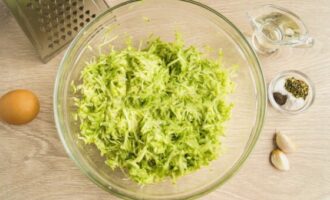 Fer creps de carbassó en una paella és molt fàcil. Rentem les verdures i les pelem. A continuació, passeu el carbassó per un ratllador mitjà. Deixeu que la pasta resultant s'elabori i, a continuació, escorreu el suc resultant. 