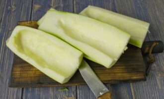 Hur man förbereder lecho från zucchini för vintern Kommer du att slicka fingrarna? Skölj zucchinin i rinnande vatten och skala ev. Gammal zucchini måste skalas, men ung zucchini kan skäras i skivor direkt.