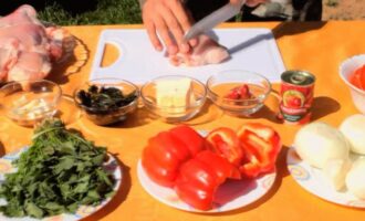 Pentru a pregăti puiul chakhokhbili după rețeta clasică, spălați și uscați pulpele. Rețeta originală folosește carne cu os, care este mai suculentă.
