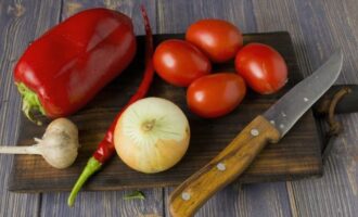 Förbered tomater, paprika, vitlök och lök i förväg. Dessa grönsaker måste tvättas, rötterna skalas och stjälkarna och kärnorna på paprikorna tas bort. Hacka sedan ingredienserna i små bitar som din mixer kan bearbeta.