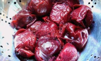 Paano maghanda ng tkemali sauce mula sa mga plum para sa taglamig ayon sa klasikong recipe? Pagbukud-bukurin ang mga plum at hugasan nang mabuti sa ilalim ng tubig na tumatakbo, ilagay ang mga ito sa isang kasirola at punuin ng tubig upang masakop nito ang lahat ng mga plum, ilagay sa katamtamang init at dalhin sa isang pigsa. Alisin ang kawali mula sa apoy at palamig ang mga berry. Gamit ang isang slotted na kutsara, alisin ang mga plum mula sa tubig at kuskusin ang mga ito sa pamamagitan ng isang salaan. Ang pamamaraang ito ay makakatulong na mapupuksa ang mga hukay. Makakakuha ka ng isang homogenous na plum puree.