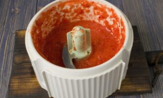 Lägg alla produkter utom zucchini i en mixer eller köttkvarn för att förbereda en puré. Ta grönsakerna så smidiga som möjligt för att göra en puré.
