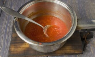 Häll grönsakssåsen i en kastrull, tillsätt olja, vinäger, socker, salt och kryddor. Koka upp såsen på måttlig värme och låt puttra i tio minuter. Samtidigt kan du hälla kokande vatten över literburkar i förväg och lägga zucchinin skuren i bitar i dem.