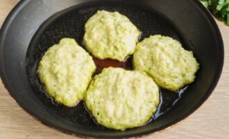 Escalfeu una paella amb oli vegetal. Poseu aquí la massa per a les creps de carbassó. Fregiu fins que estigui daurat per cada costat. Això trigarà uns 7-10 minuts.
