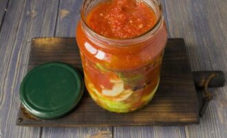Häll den kokta grönsakspurén i burkar med zucchini, varefter glöm inte att sterilisera beredningen. För att göra detta, täck burkarna med lecho med lock och placera dem i en kastrull med varmt vatten. Botten av pannan bör klädas med en handduk för att undvika att skada burkarna. Sterilisera lechon inom femton minuter från det ögonblick som vattnet kokar.