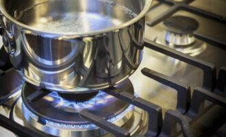 Cum să pregătești o salată delicioasă de vinete pentru iarnă?Te vei linge degetele? Turnați apă într-o cratiță, adăugați oțet și sare, puneți pe foc, aduceți lichidul la fiert.