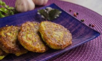 Serviu les creps de carbassó preparats segons la recepta clàssica. Bona gana!
