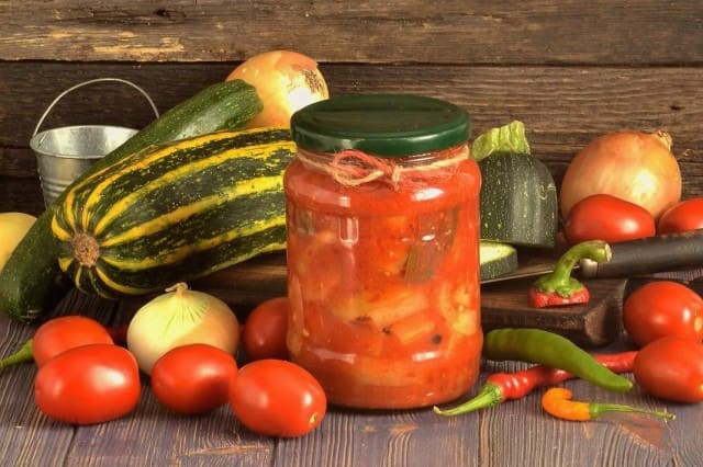 Zucchini lecho för vintern