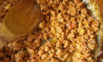 Com cuinar un deliciós carbassó farcit amb carn picada al forn? Peleu la ceba i talleu-la a daus. Aboqueu una mica d'oli de gira-sol en una paella calenta, afegiu-hi la ceba, fregiu-la durant 5-7 minuts. A continuació, afegiu-hi la carn picada i la pasta de tomàquet, sal i pebre i continueu fregint a foc lent fins que la carn picada estigui cuita.