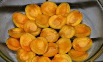 Hoe maak je abrikozencompote voor de winter klaar in een pot van 3 liter? Spoel het fruit grondig af, snijd het doormidden en verwijder de zaden.